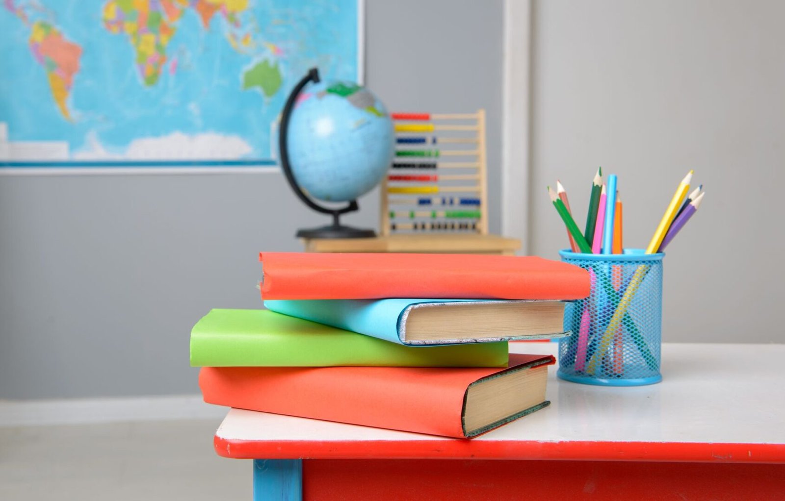 Libros sobre mesa y globo terráqueo